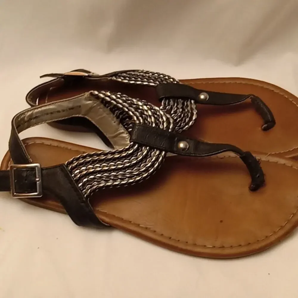 Girl's beaded thong Size 4 Sandal. Beachy, Boho, Comfortable.